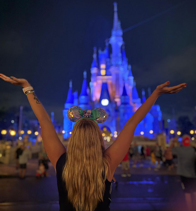 Viajar a Disney no es solo conocer un destino. Es cumplir un sueño. Es volver a ser niño, reconectar con la familia, vivir momentos que quedan para siempre en el corazón. En este artículo te cuento por qué Disney no es solo un parque de diversiones, sino una experiencia transformadora, y cómo planificarlo bien puede marcar la diferencia.
