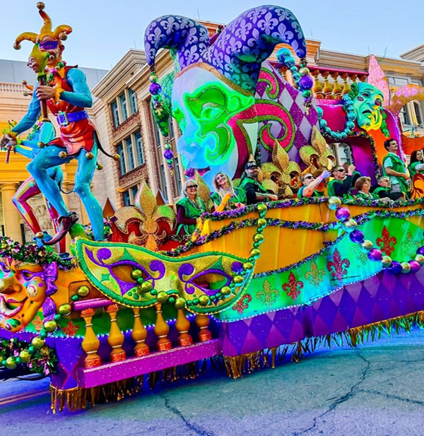 Mardi Gras en Universal Orlando es un festival inspirado en el famoso carnaval de Nueva Orleans, con desfiles con carrozas, música en vivo, comida típica y un clima de fiesta que transforma el parque todas las noches durante la temporada.